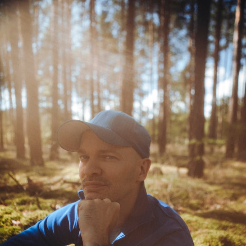 Joël Kaczmarek – Im Wald, sitzend